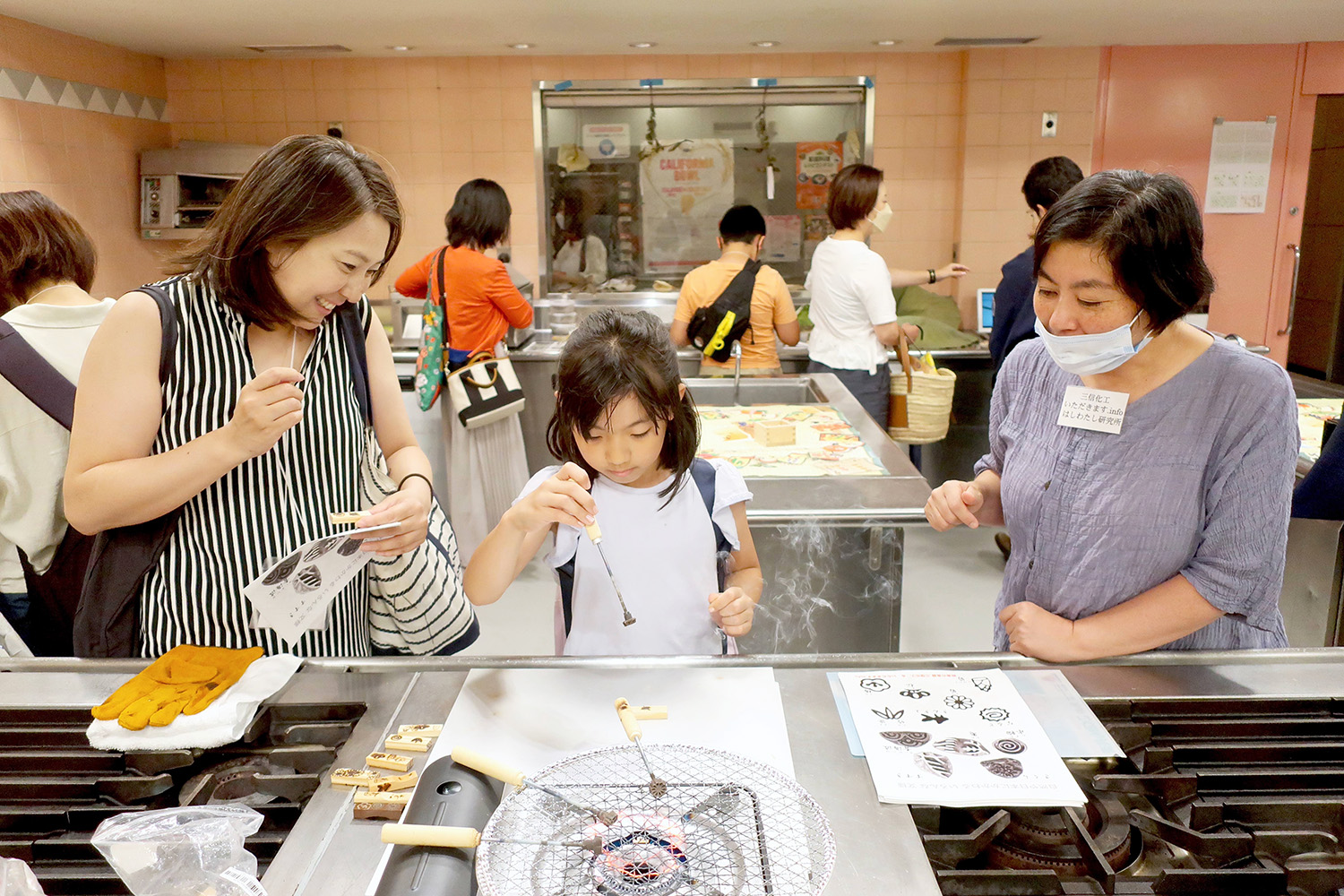 画像：子ども和食セッション_焼きごてを使って木製のはし置きに伝統文様をつける