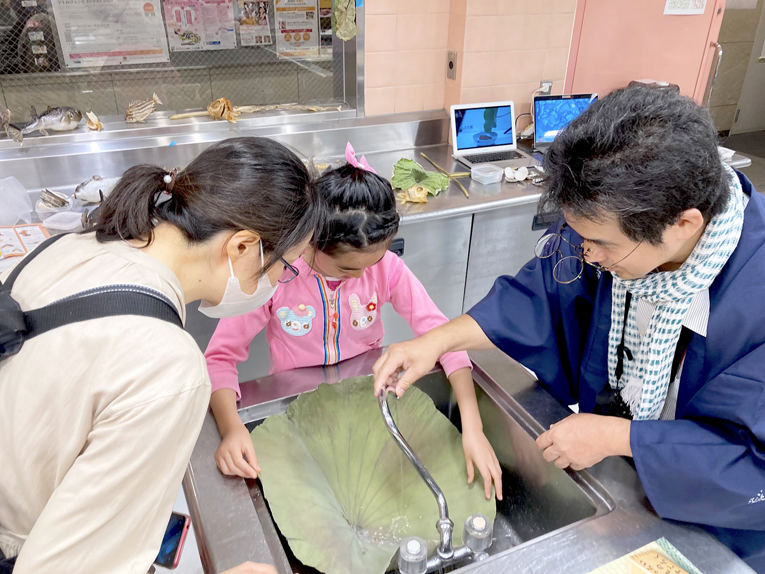 画像：子ども和食セッション_蓮（はす）の葉が水をはじく様子を観察