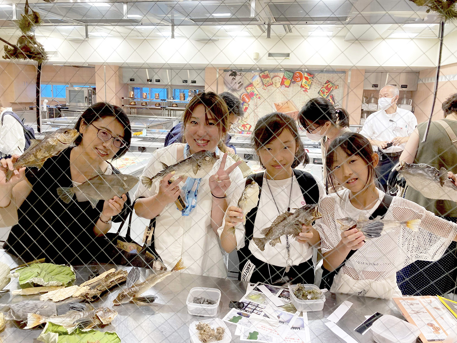 画像：子ども和食セッション_魚の剥製を手に取って観察