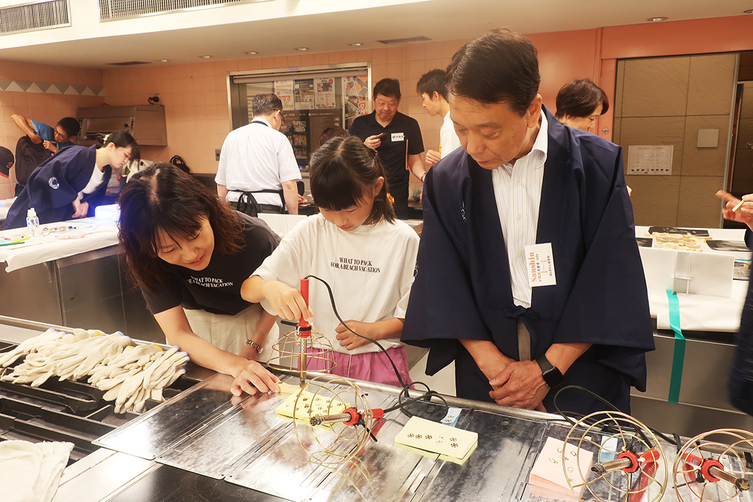 画像：子ども和食セッション_焼きごてを使って木製のはし置きに伝統文様をつける