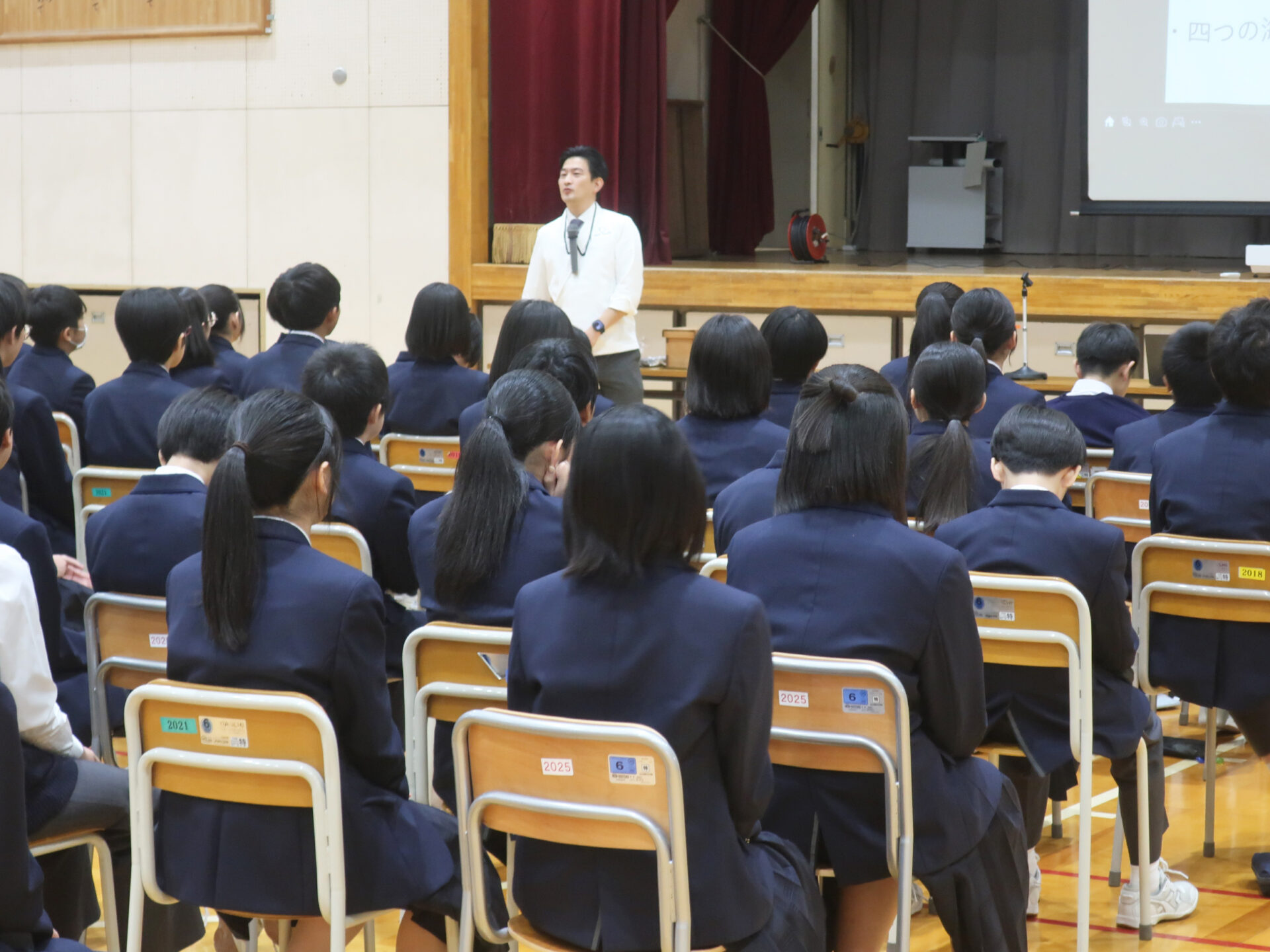 画像:「和食とだし」出前授業 講師:近茶流宗家・柳原尚之氏