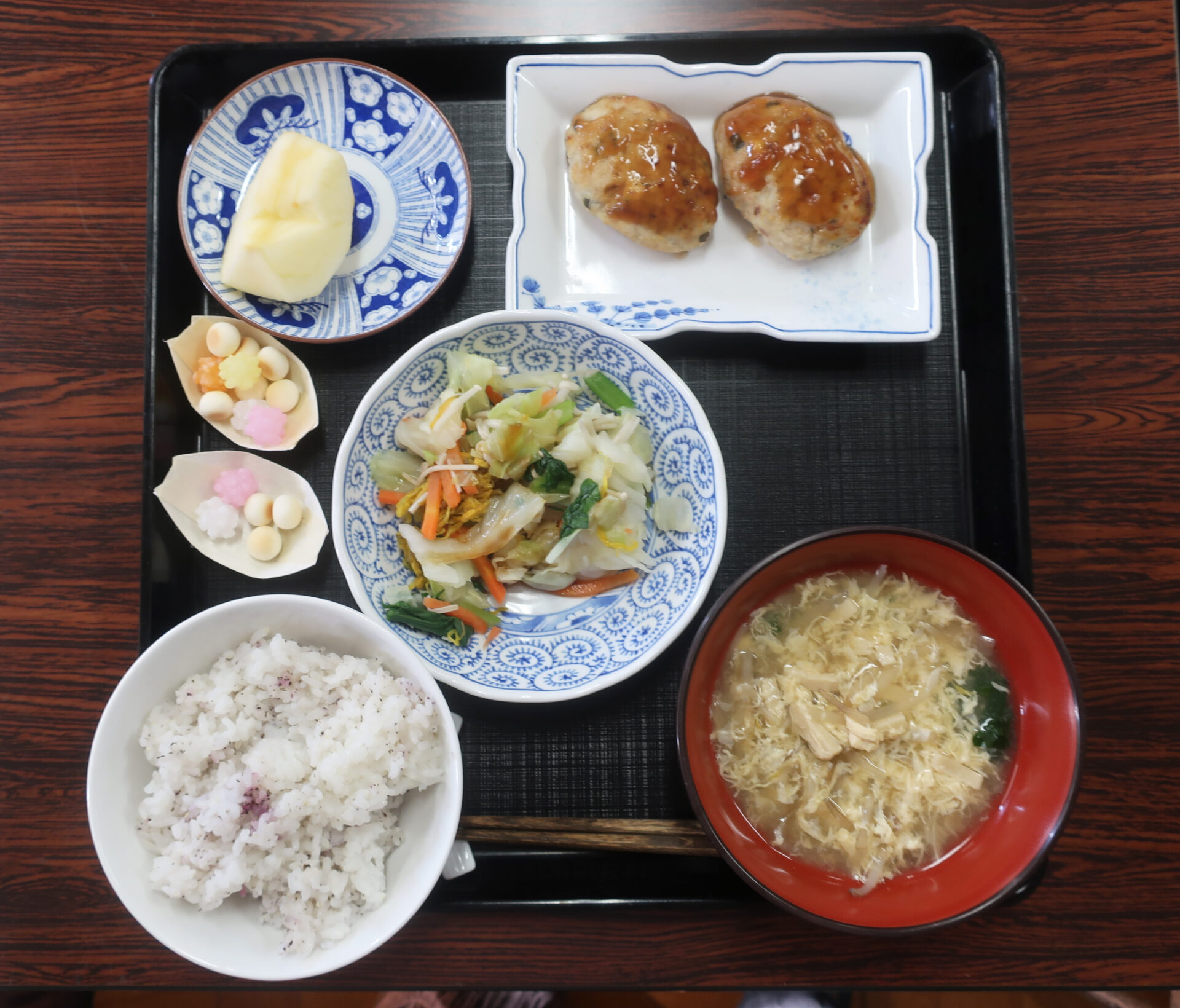 画像:和食会議・特別出前授業の様子_和食器を使用した和食給食